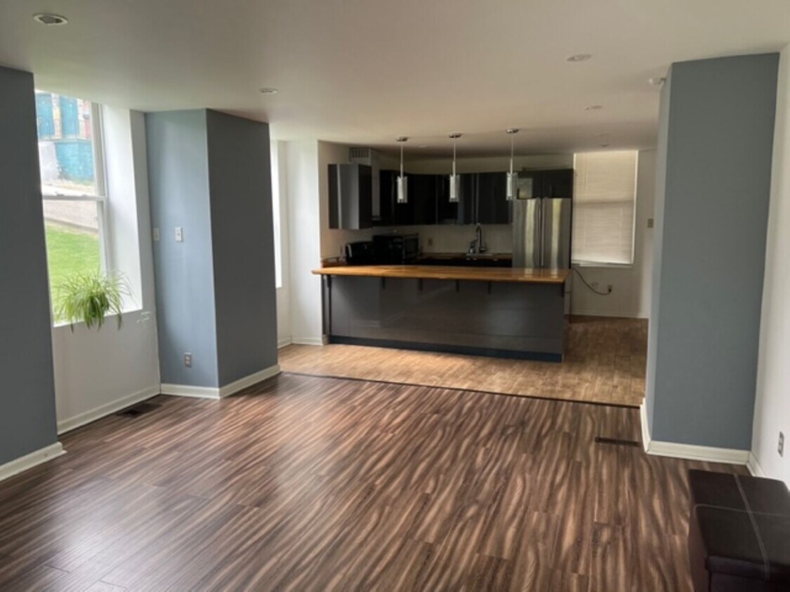 Primary Photo - Spacious home 4 bedroom 2 1/2 bath Pittsbu...