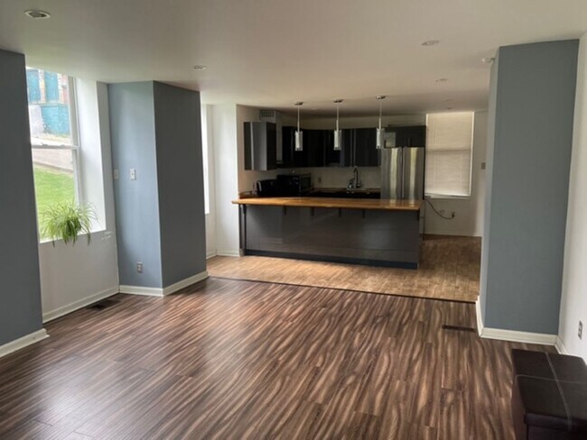 Foto del edificio - Spacious home 4 bedroom 2 1/2 bath Pittsburgh PA 15201