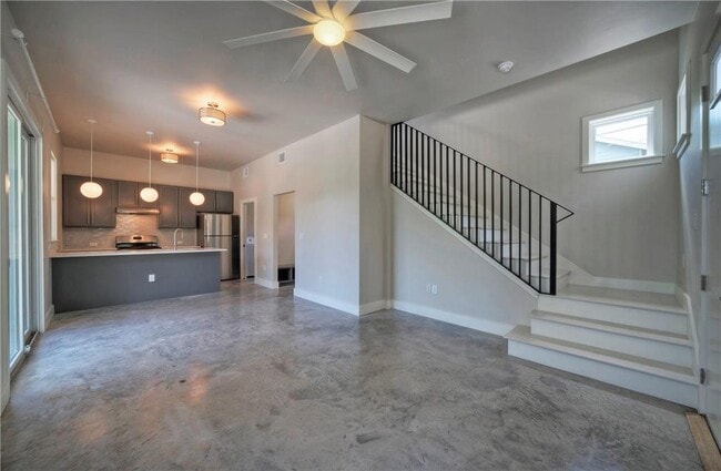 Foto del edificio - 1006 E 8th St