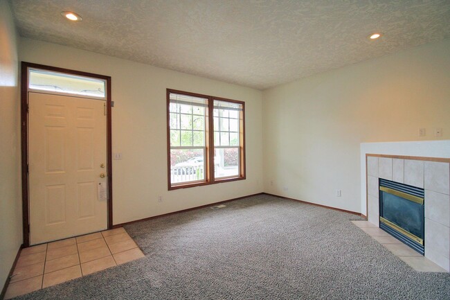 Building Photo - 22032 NE Chinook Way