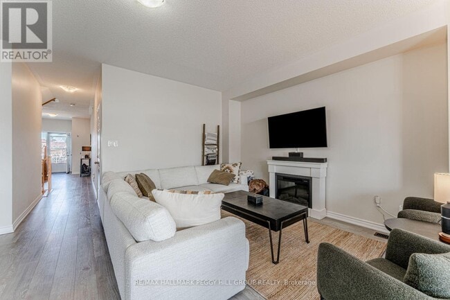 Building Photo - 1226 Peelar Cres