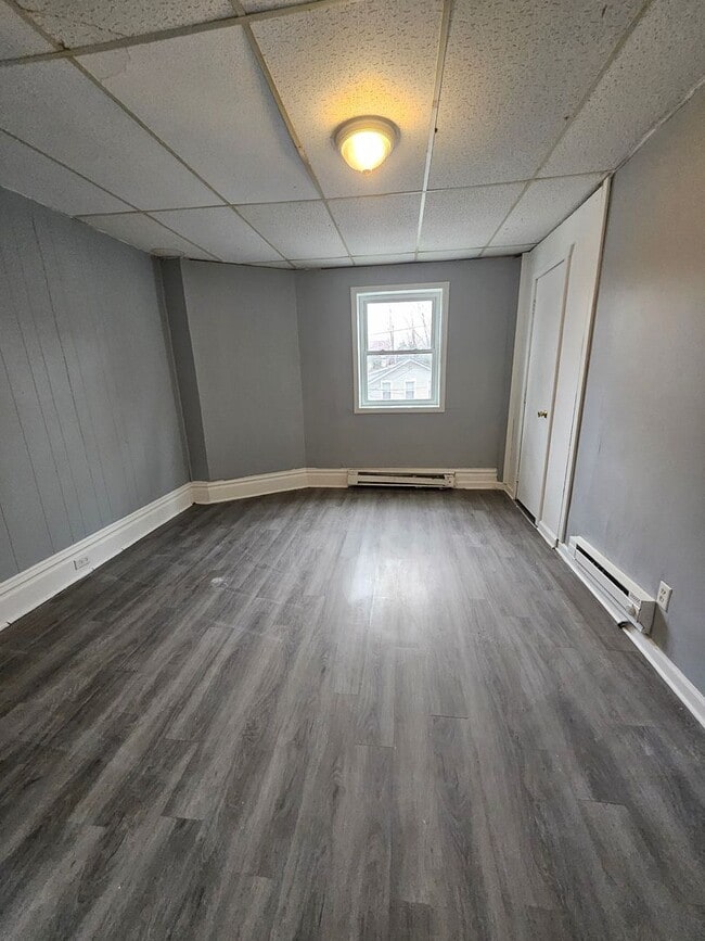 Building Photo - 2nd level 4 bedroom 2 bathroom apartment