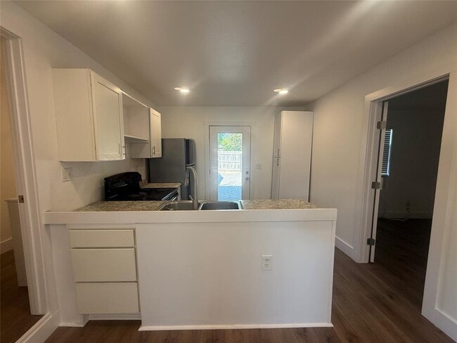 Foto del edificio - 5901 Nancy Dr