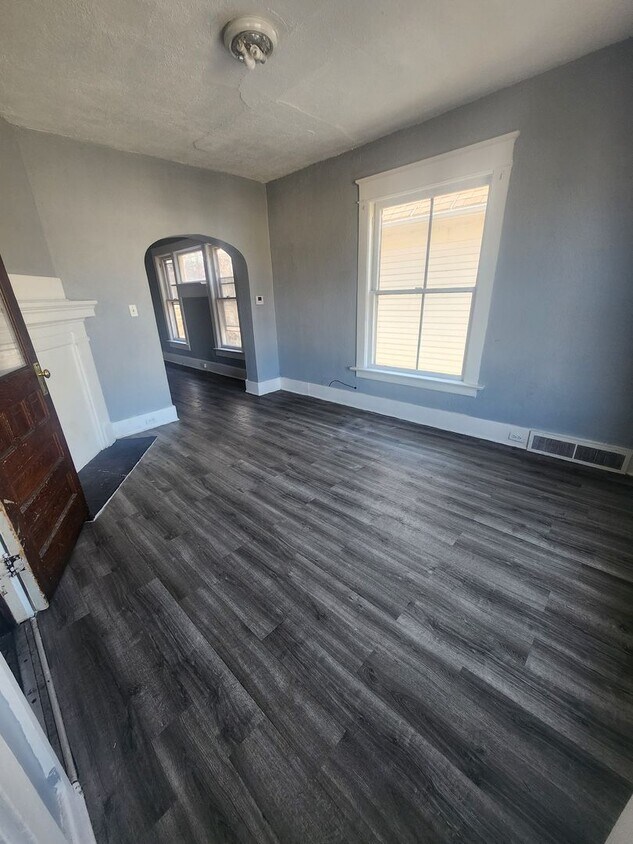 Foto principal - Upper 2 bedroom unit