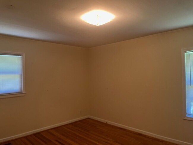 Building Photo - ~~Cute 2 bedroom brick ranch w/fenced back...
