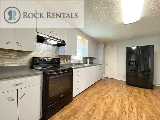 Foto del edificio - Updated 3 Bed 1 Bath with Small Fenced Backyard