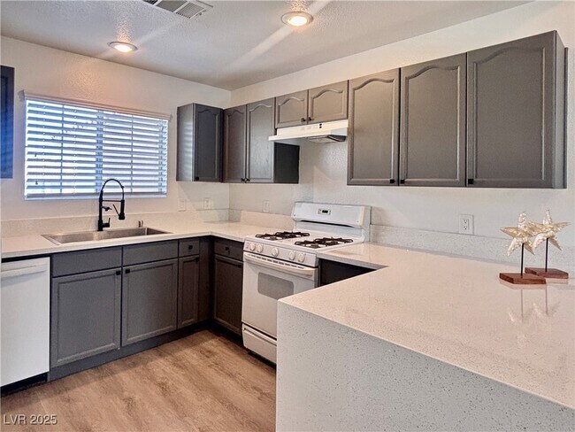 Foto del edificio - 400 Amber Pine St