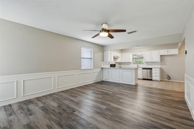 Building Photo - 201 E 6th St