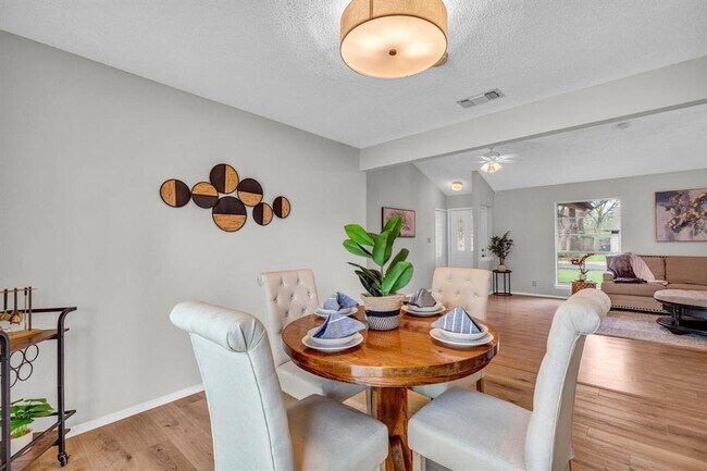 Foto del edificio - 10302 Timbercrest Ln