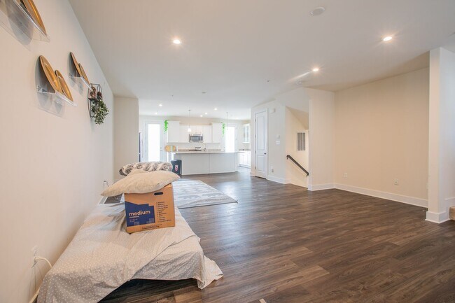 Foto del edificio - Luxurious 3 BR/2 Full BA & 2 Half BA EOG T...