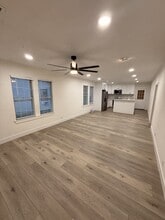 Building Photo - 913 Block St