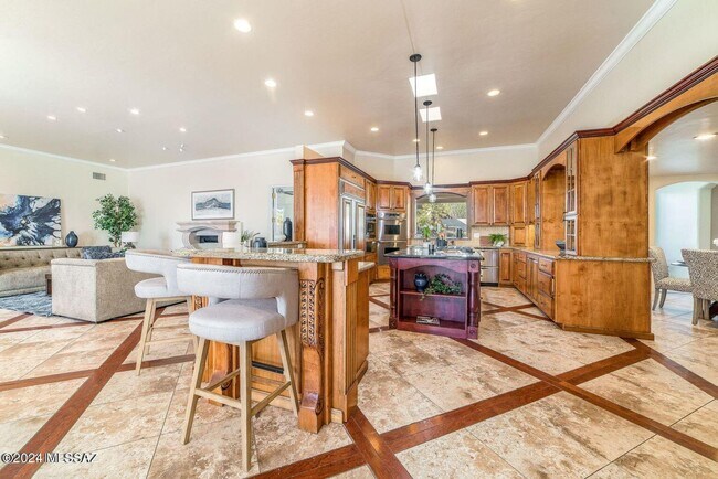 Building Photo - Spacious Custom 5 Bedroom 4 Bath Home in t...