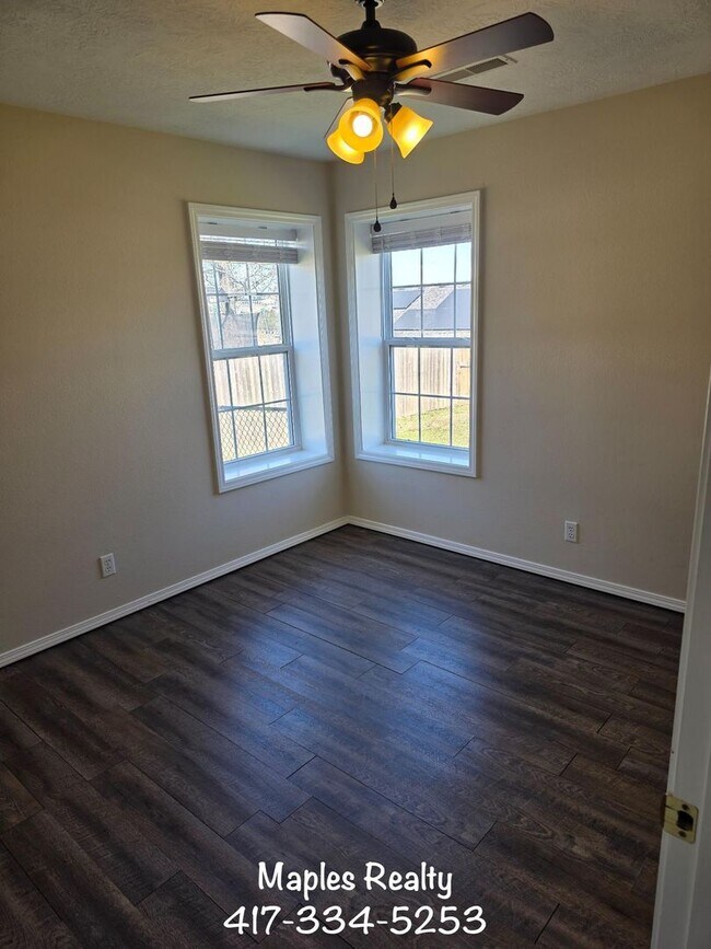 Building Photo - 3 Bed | 2 Bath Home in Hollister, MO – Flat Yard + 2-Car Garage