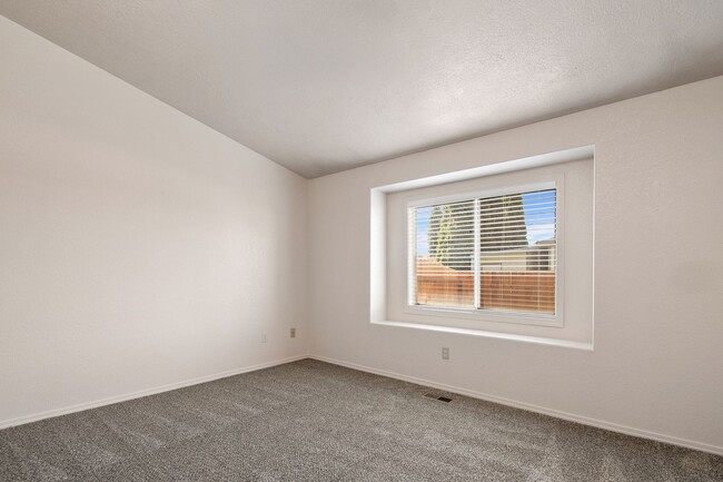 Building Photo - Lovely 3 Bedroom 2 Bath, 1350 Square Foot ...
