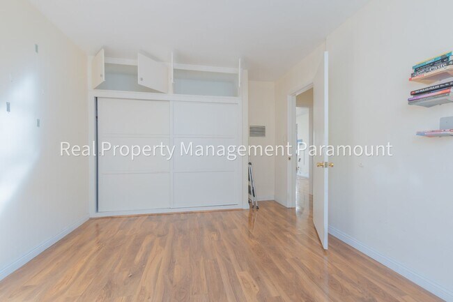 Foto del edificio - 8016 Blackburn Ave
