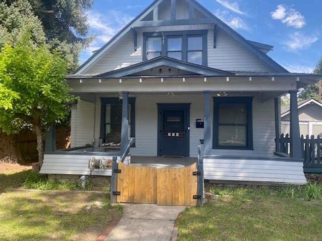 Building Photo - 214 Stark St
