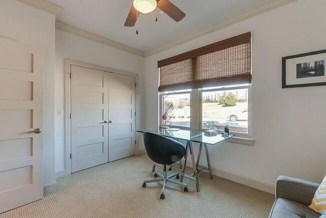 Foto del edificio - **Stylish Downtown Condo at The Hill – Wal...