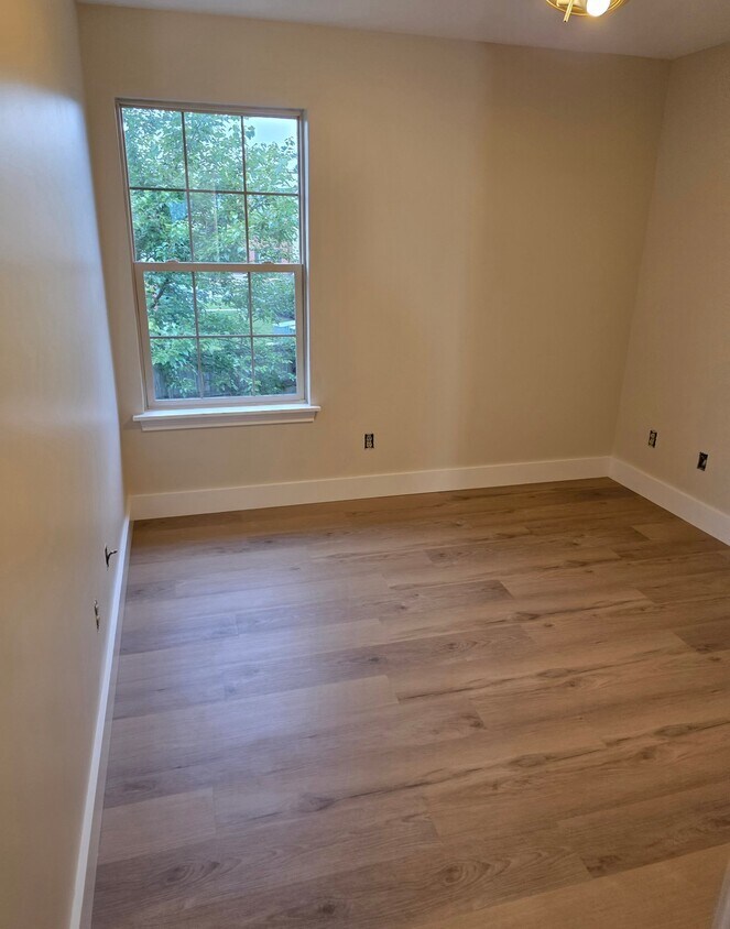 Building Photo - 209 Maryrose Dr