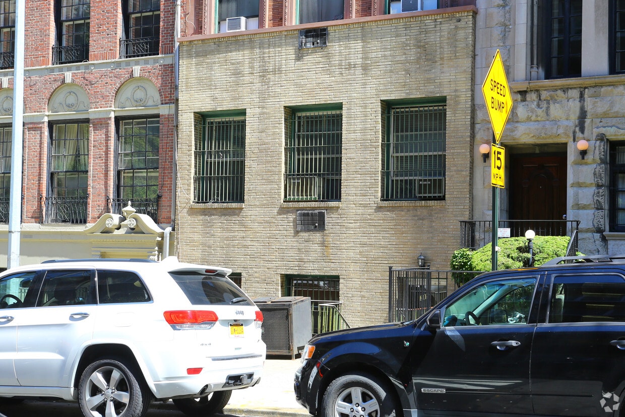 Building Photo - 315 W 75th St