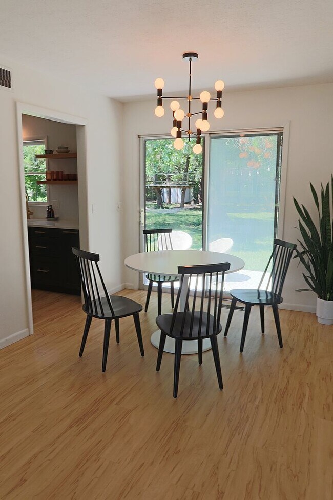 Foto del edificio - 6716 E Farmview St