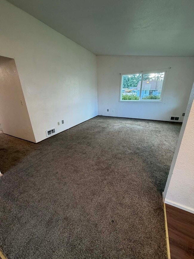 Building Photo - 725 Edelweiss Ln SE