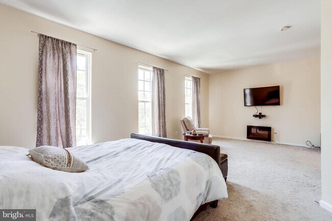 Building Photo - 42510 Legacy Park Dr