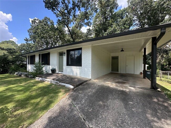 Foto del edificio - 2498 Lakewood Dr NW