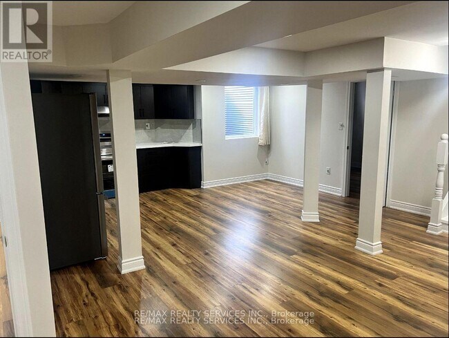 Building Photo - 18 Treegrove Crescent