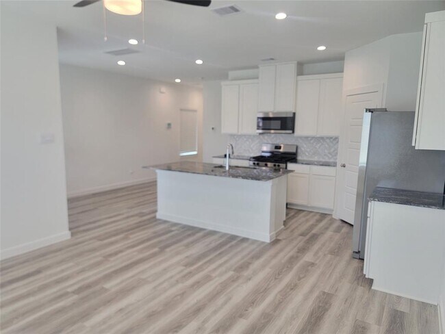 Building Photo - 10109 Spring Branch Trail