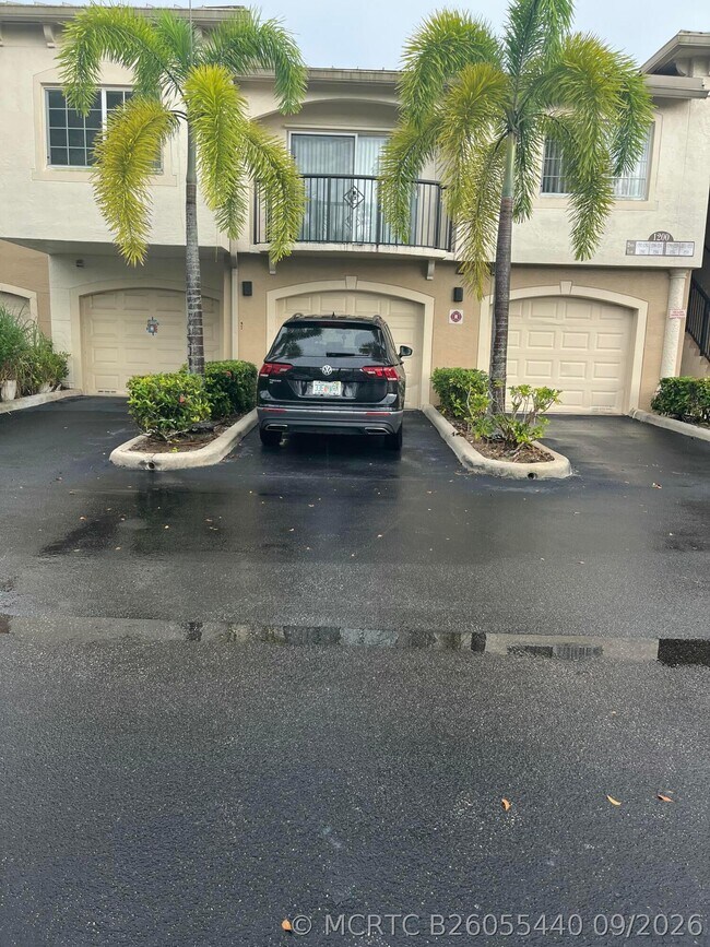 Foto del edificio - 1200 Crestwood Ct S