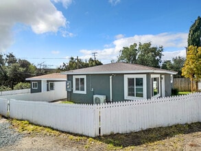 Building Photo - 1222 Willowside Ter