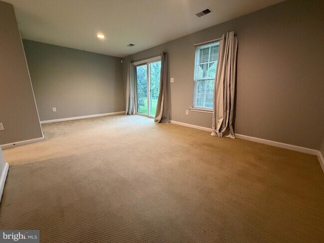 Foto del edificio - 2102 E Oak Rd