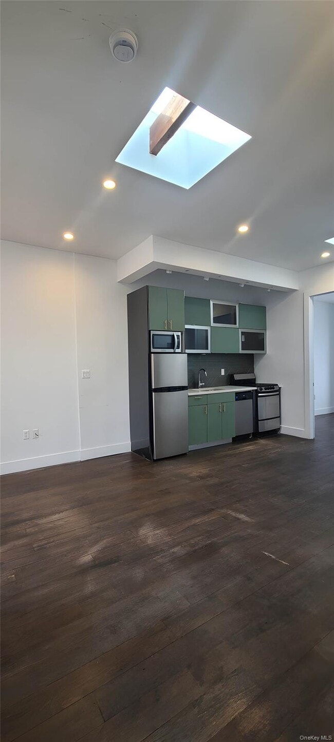 Building Photo - 548 Howard Ave