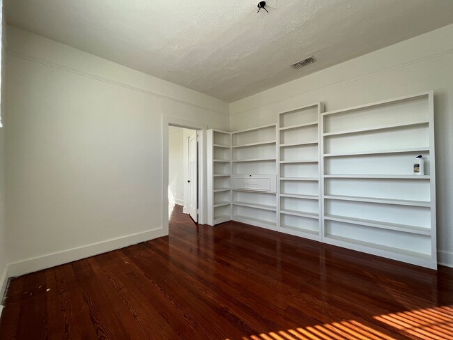 Foto del edificio - 5821 Catina St