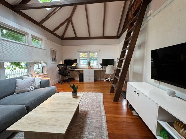 Building Photo - Beautiful 1BR+/1BA Fully Detached Home w/P...