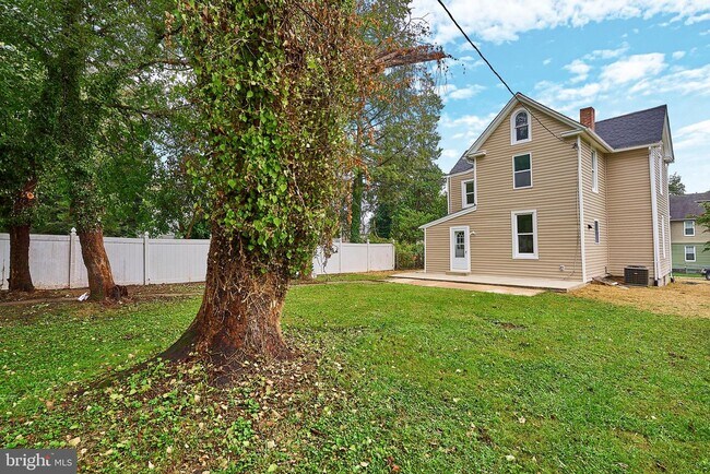 Building Photo - 5512 Hilltop Ave