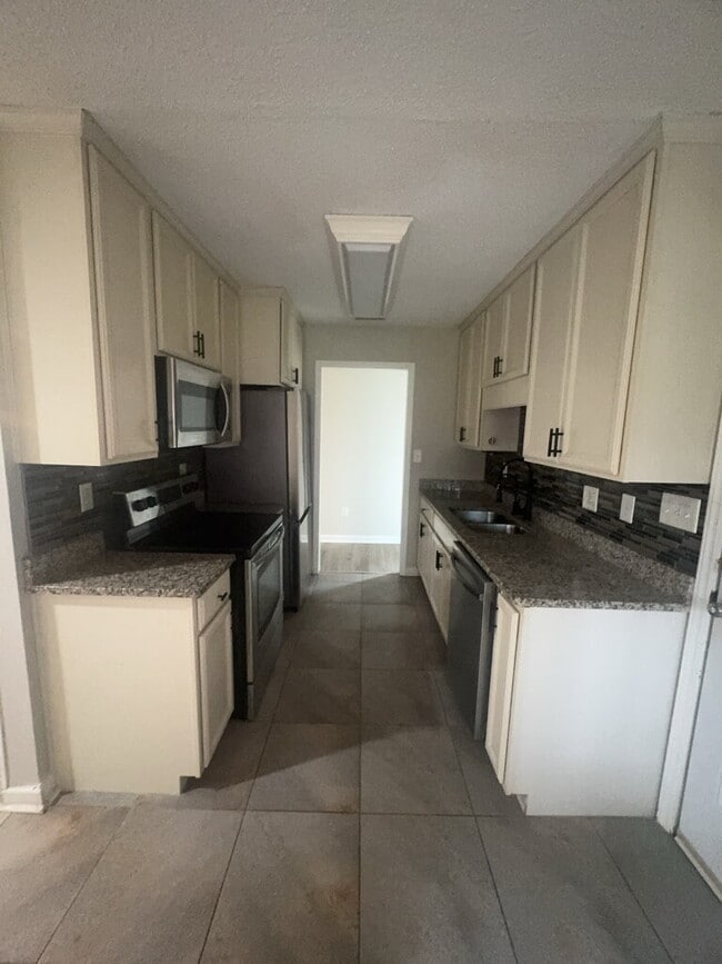 Building Photo - Charming 3 Bedroom, 2 Bath Home 710 Stonewall Avenue