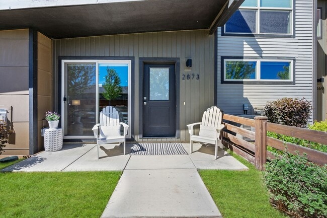 Building Photo - Modern 3 Bed/2.5 Bath Townhome in NW Redmond