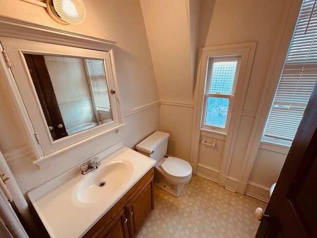 Building Photo - Convenient Downtown Apartment