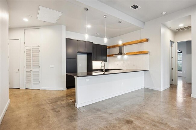 Building Photo - 507 Sabine St