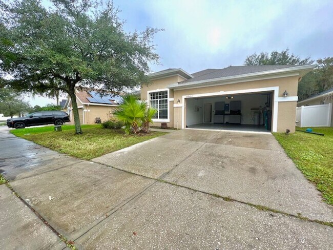 Building Photo - MOVE IN NOW! FRESH Paint!! Spacious 1 stor...