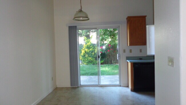 Foto del edificio - Three Bedroom Coming Available in South Yu...
