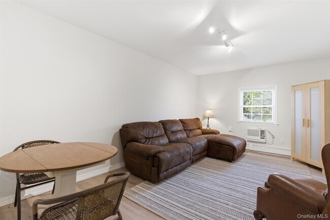 Foto del edificio - 120 Greenlawn Rd