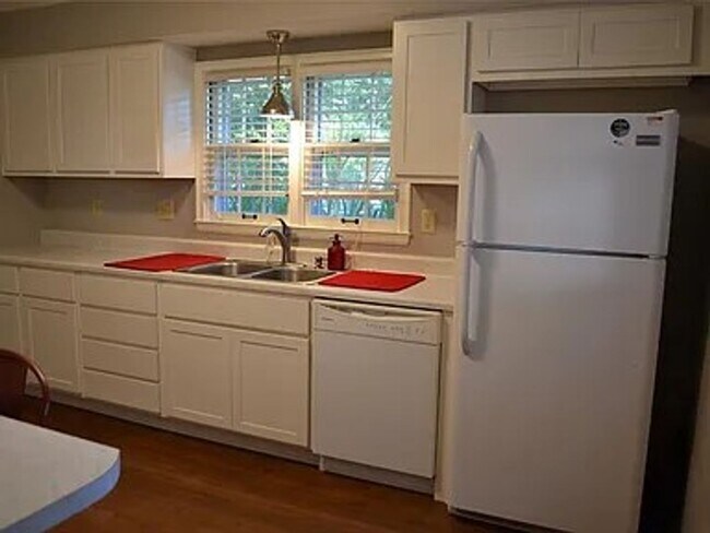 Foto del edificio - 1 Bedroom In A 3 Bedroom House Available F...