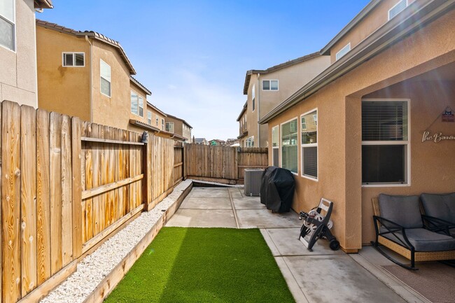 Foto del edificio - $2,495 HWY 41 & Ave. 12, 3 Bedroom 2.5 Bat...