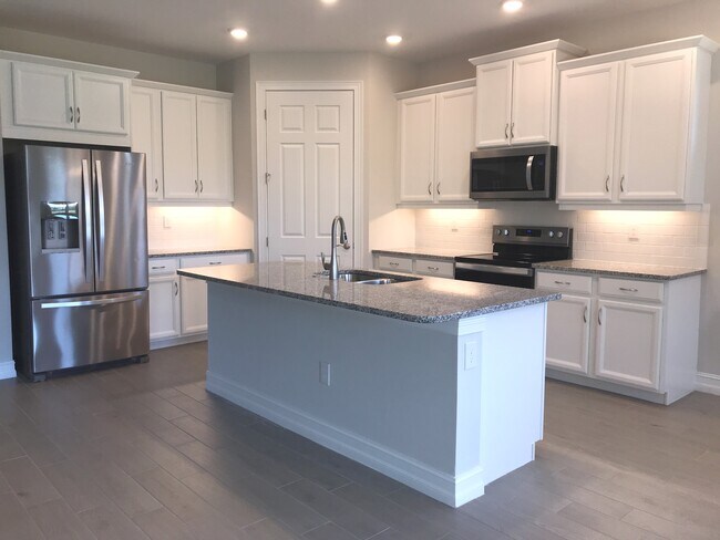 Building Photo - 3400 Cherry Palm Dr