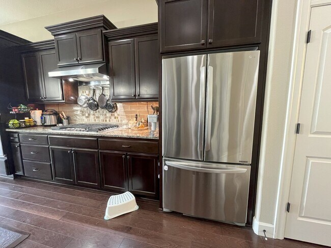 Foto del edificio - Stylish 5-Bedroom Home with Modern Kitchen...