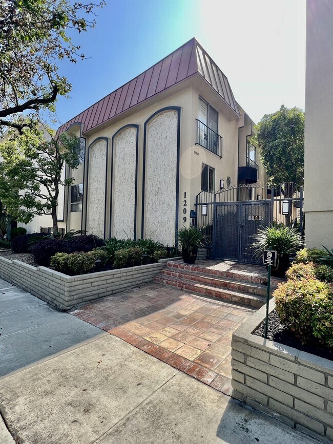 Building Photo - 1209 Kings Rd