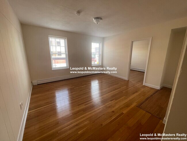 Foto del edificio - 164 North Beacon St