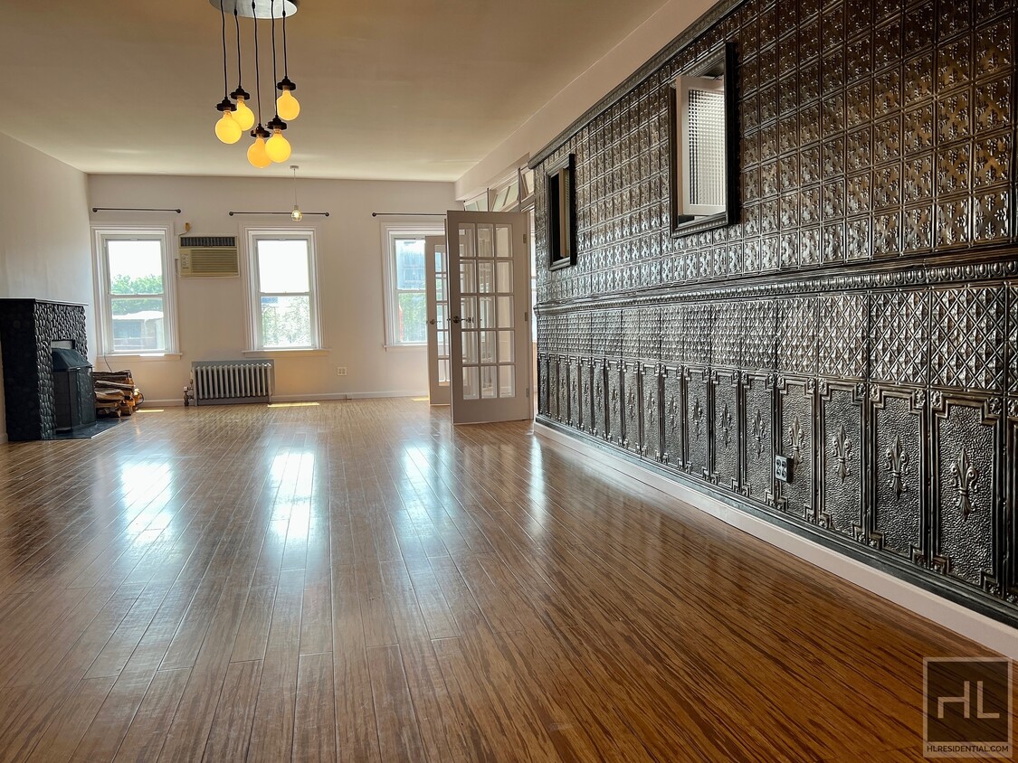 Primary Photo - 1500sft Top Floor 2BR 1BA Industrial Chic ...